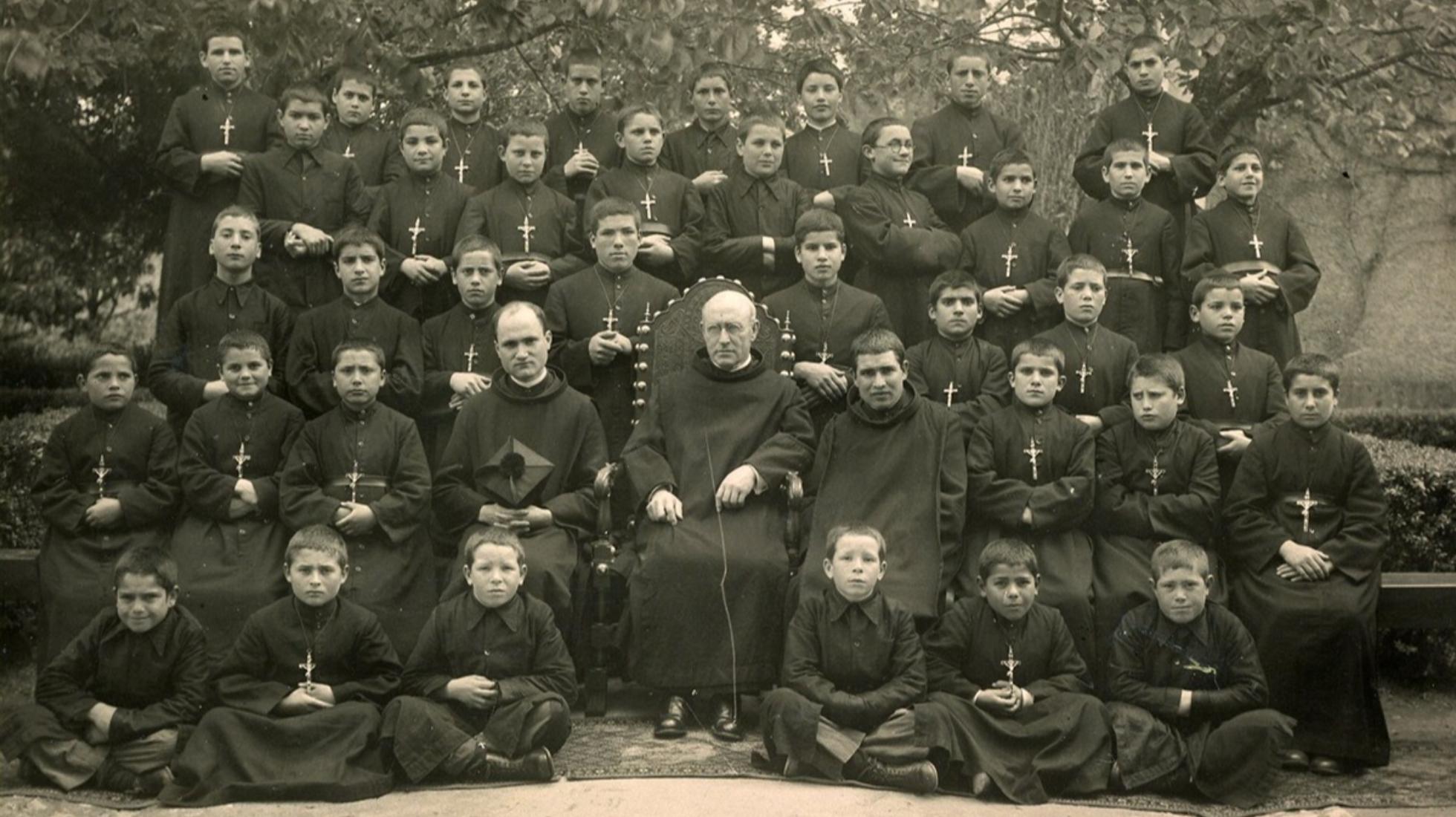 Grupo de alunos do Curso Geral de enfermagem com o professor, Dr. Meira de Carvalho. Casa de saúde do Telhal, Sintra, 1948-49